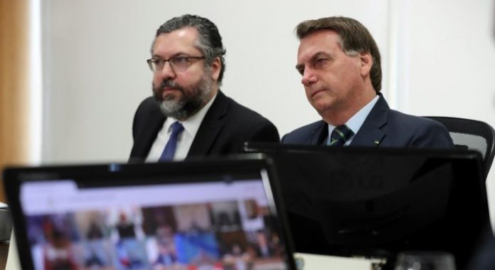 presidente-jair-bolsonaro-e-chanceler-ernesto-araujo-durante-videoconferencia-do-g20-26032020-26032020141245185