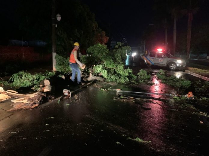 9d7b42b2ad45a3fc1c2d3b105a69ddfb Durante o temporal foram recebidas 20 solicitações de socorro