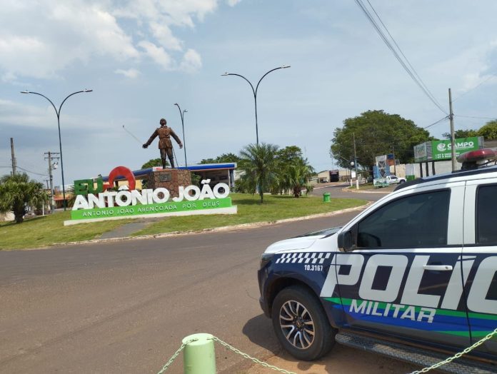 Viatura da PM de Antônio Joao