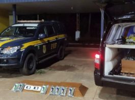 Cheiro forte causou desconfiança de policiais, que acharam droga na urna funerária. (Foto: Divulgação/PRF)
