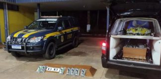 Cheiro forte causou desconfiança de policiais, que acharam droga na urna funerária. (Foto: Divulgação/PRF)