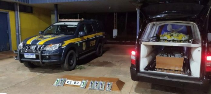 DROGA Cheiro forte causou desconfiança de policiais, que acharam droga na urna funerária. (Foto: Divulgação/PRF)