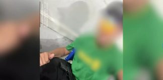 Simulacro está no colo do aluno. (Reprodução: Redes Sociais)