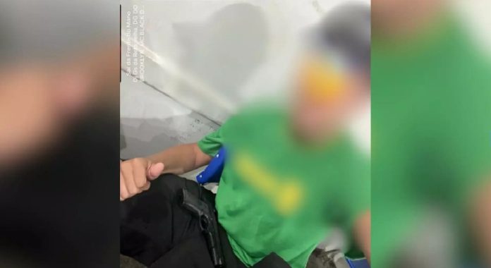 Simulacro está no colo do aluno. (Reprodução: Redes Sociais)